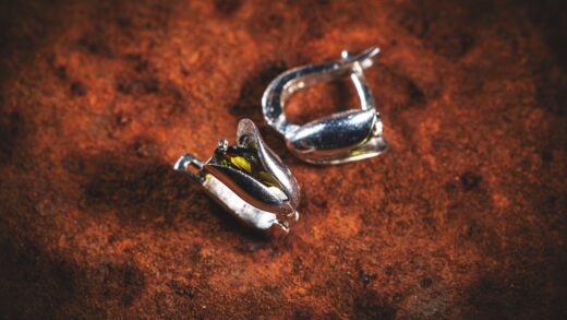 Bursztyn w Oprawie: Srebro, Złoto, Stal czy Tytan?