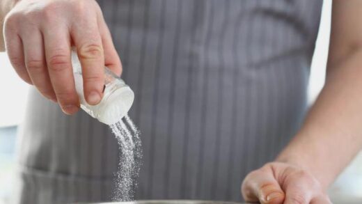 55e7 moczenie bursztynu w wodzie z sola