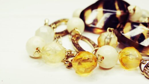 Jak Łączyć Bursztyn z Perłami, Onyks i Turkusem Bez Chaosu
