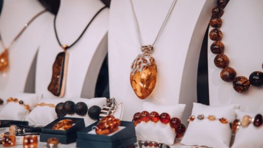 Jak dbać o srebro i złoto przy bursztynie: czyszczenie opraw bez uszkodzeń