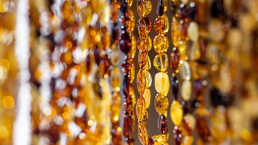 Jak pakować biżuterię z bursztynem na prezent: eko opakowania i zabezpieczenia na wysyłkę