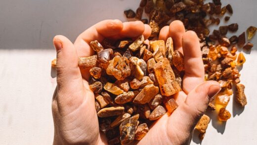 Kopal a Bursztyn: Różnice Wieku, Twardości i Testów