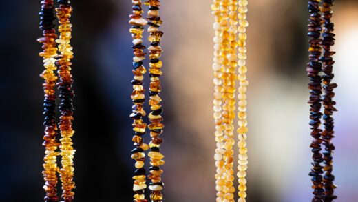 Jak dobrać długość naszyjnika z bursztynem do sylwetki, dekoltu i okazji