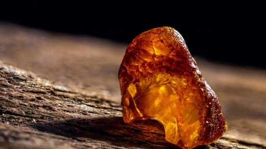 Bursztyn w Archeologii: Dlaczego Trafiał do Grobów i na Szlaki Handlowe