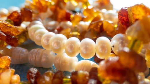 Jak zacząć tworzyć biżuterię z bursztynem: narzędzia, BHP i pierwsze projekty