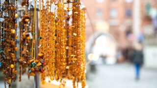 Styl marynistyczny — jak wprowadzić nadmorski klimat do garderoby i domu?