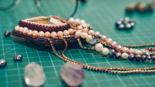 Biżuteria handmade — jak rozpoznać dobrze wykonane rękodzieło?