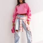 Bluzy damskie do jeansów – jak tworzyć wygodne i stylowe zestawy na co dzień?