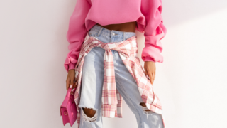 Bluzy damskie do jeansów – jak tworzyć wygodne i stylowe zestawy na co dzień?