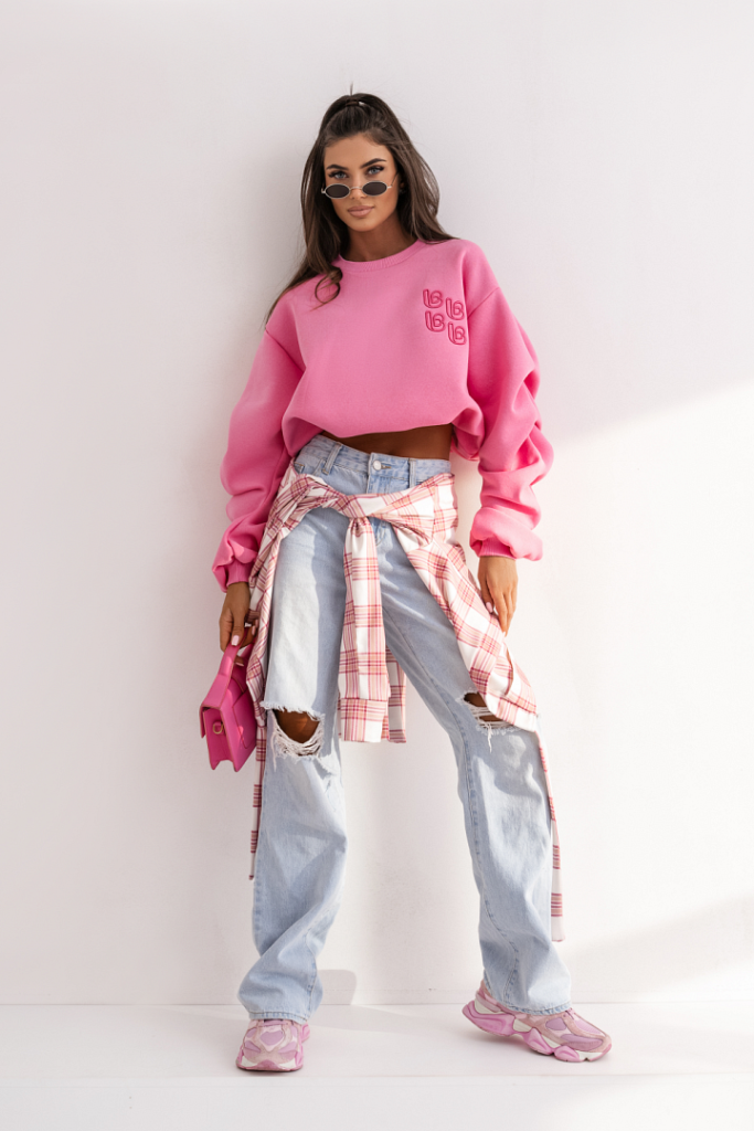 Bluzy damskie do jeansów – jak tworzyć wygodne i stylowe zestawy na co dzień?